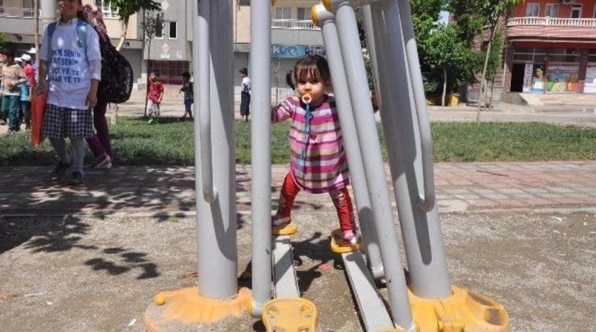 Parklara &Ccedil;ocuk Oyun Grupları Ve Kondisyon Aletleri Yerleştirildi