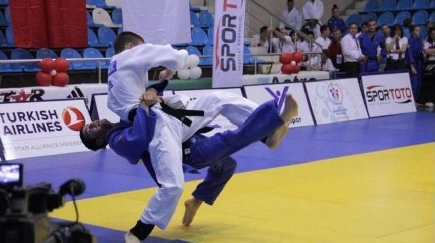 Balkan Şampiyonasından, D&ouml;rt Derece