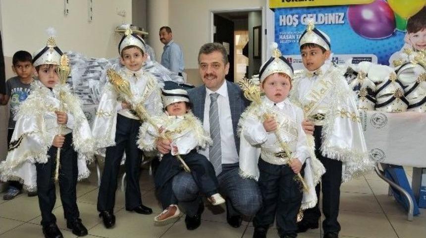 Gaziosmanpaşa Belediyesi &Ccedil;ocuklara S&uuml;nnet Kıyafetleri Dağıttı