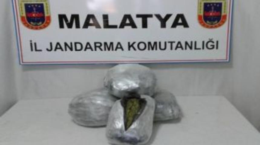 Jandarma Ekipleri Yolcu Otob&uuml;s&uuml; Ve Yolcu Treninde Esrar Ele Ge&ccedil;irdi