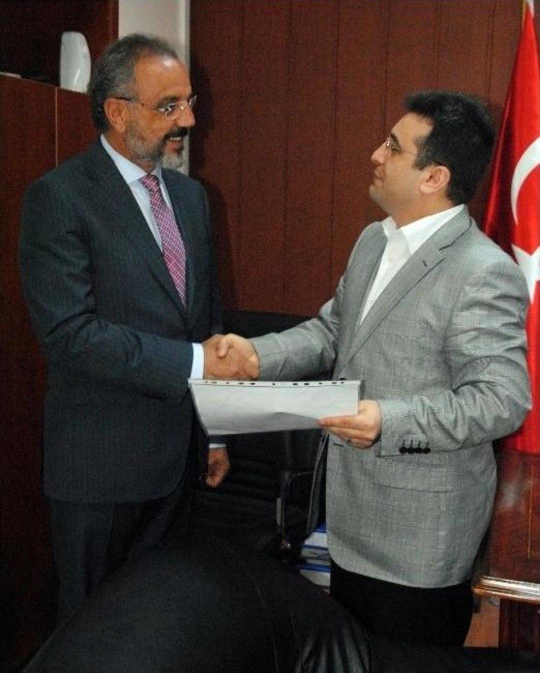 Başkan Sırrı Sakık Mazbatasını Aldı