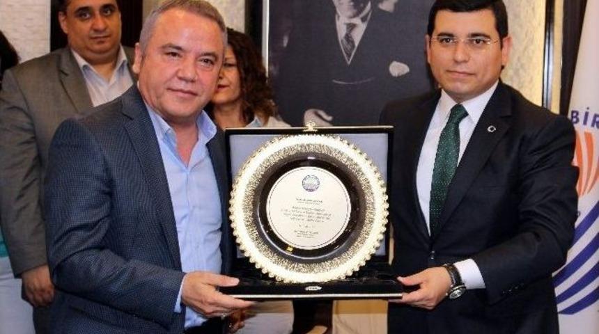 Başkan T&uuml;t&uuml;nc&uuml;, Bayrağı Teslim Aldı