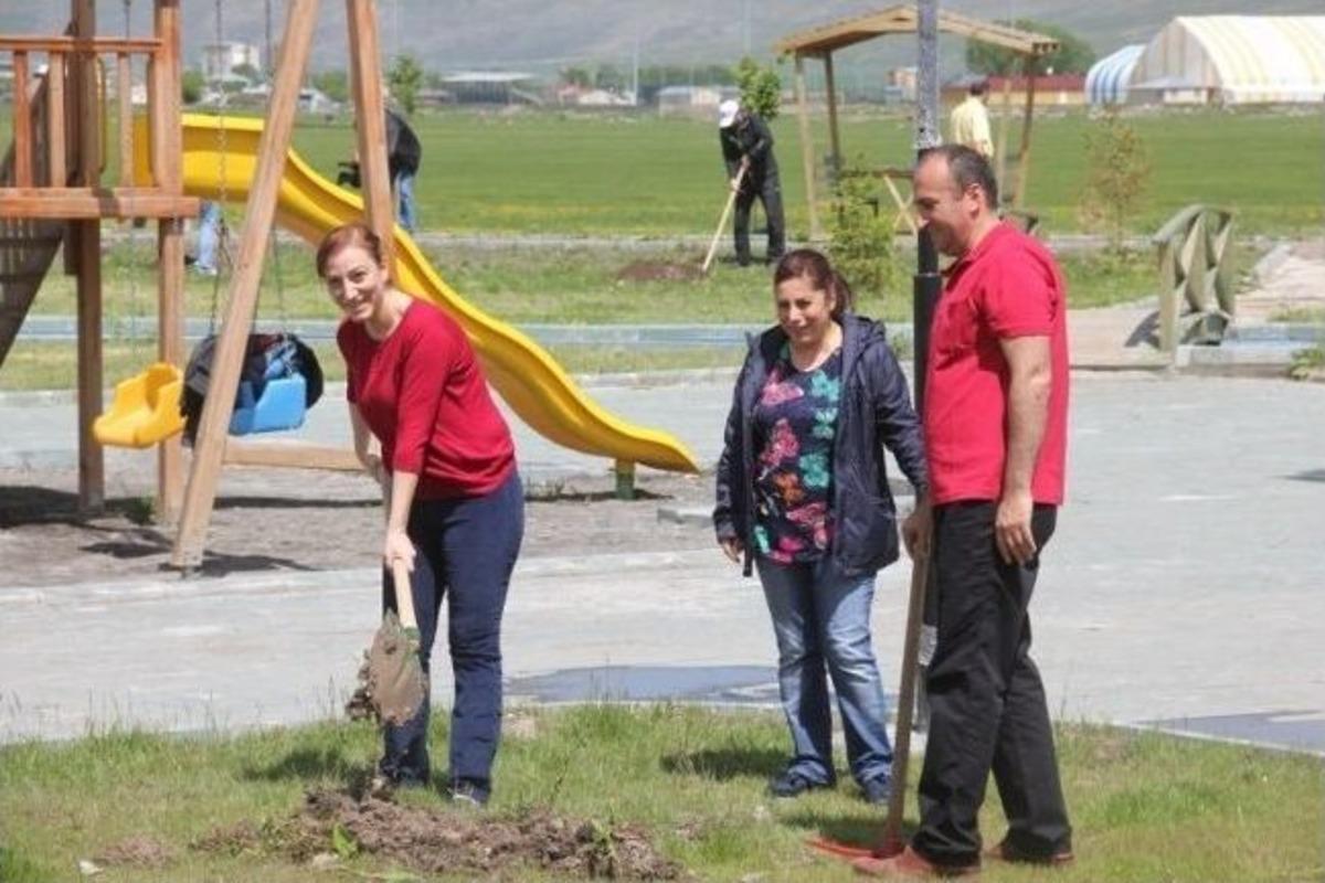 Ardahan Belediye Personelinin Fidan Dikim &Ccedil;alışmaları Devam Ediyor