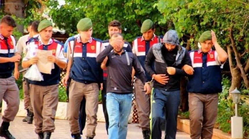 &Uuml;&ccedil; Evde Hırsızlık Yapan D&ouml;rt Kişi Yakalandı