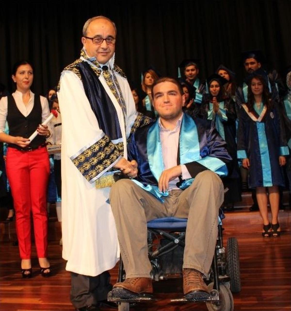 Hem Okudu Hem &Ccedil;alıştı Okulu Da Birincilikle Bitirdi