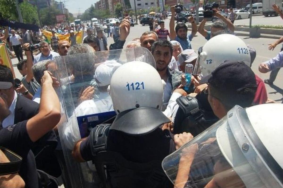 Bdp&rsquo;liler İle Polis Arasında Siyah &Ccedil;elenk Gerginliği