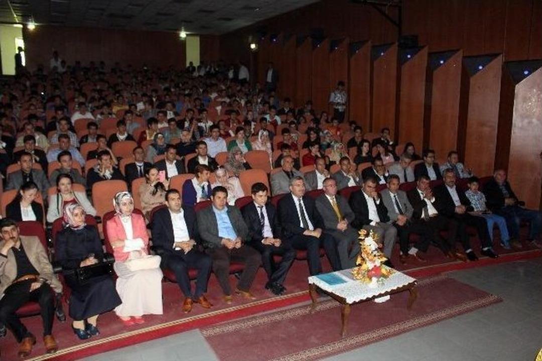 &Ouml;ğrenciler Torununa Bakan Dedeyi Yılın Babası Se&ccedil;ti