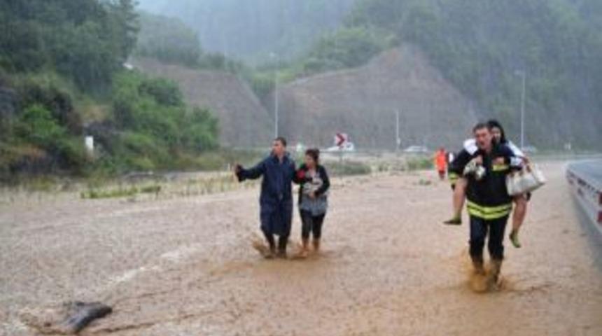 Selde mahsur kalnların imdadına Alaplı itfaiyesi yetişti