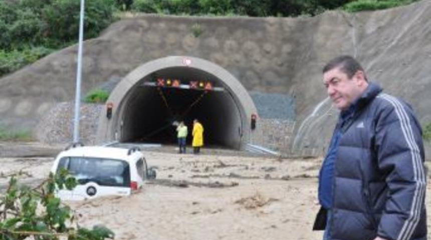 Sel nedeni ile t&uuml;neller trafiğe kapandı