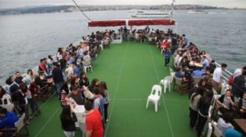 G&uuml;ng&ouml;renli &Ouml;ğrenciler Boğaz Turunda