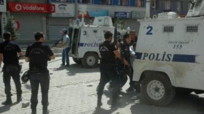 Hakkari&rsquo;deki Olaylarda 3&rsquo;&uuml; Polis 4 Kişi Yaralandı