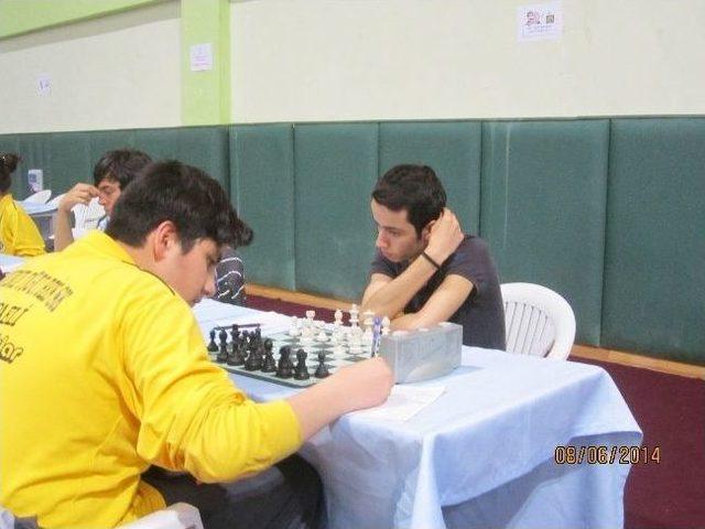 Yıldız Satran&ccedil;&ccedil;ılardan Kupa Yağmuru 1