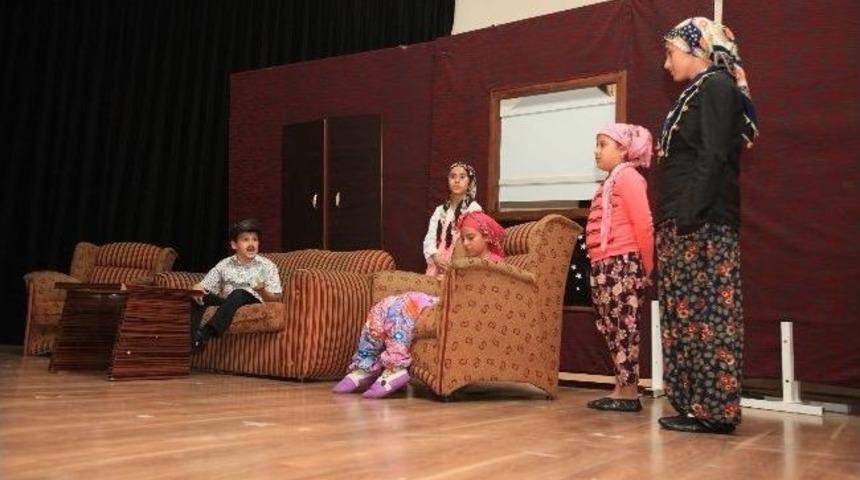 Karabağlarlı &Ccedil;ocuklar Ustalara Taş &Ccedil;ıkarttı