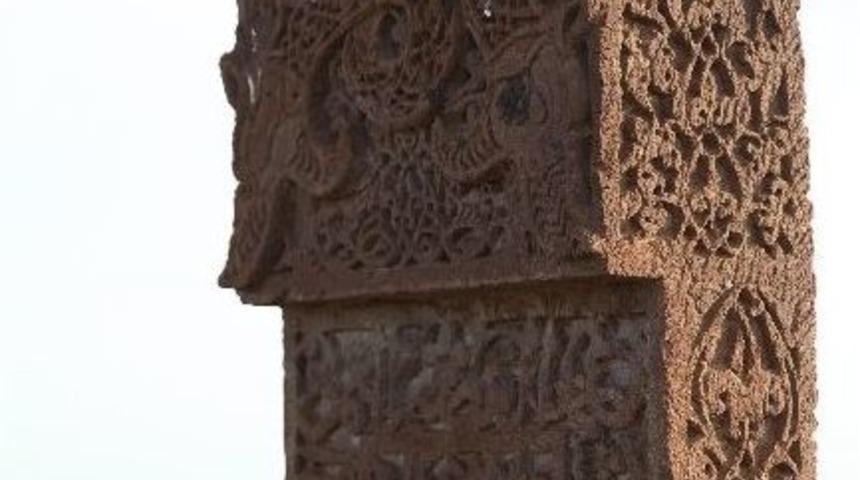 Ahlat&rsquo;ta &Ccedil;iftki Başlı Ejder Motifleri