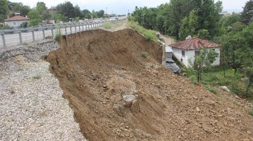 Karayolları İstinat Duvarı Yıkıldı