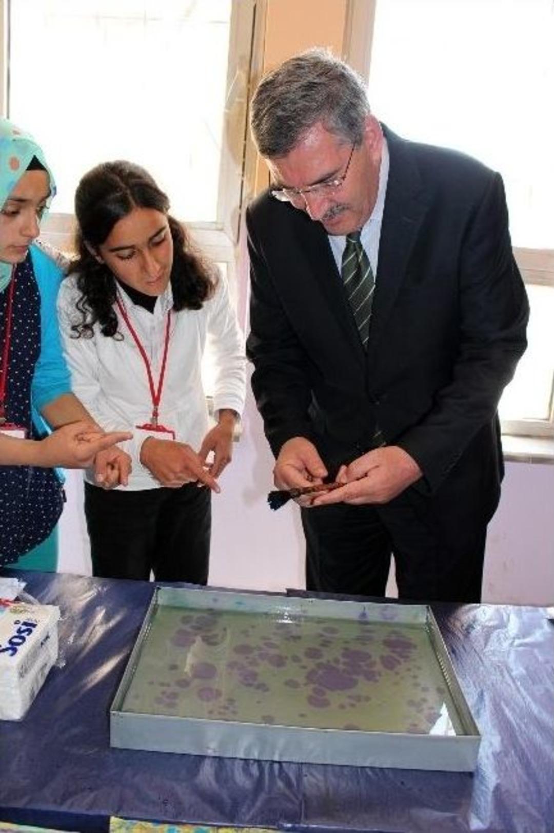 Ağrı Milli Eğitim M&uuml;d&uuml;r&uuml; Dursun &Ouml;ğrencilerle Ebru &Ccedil;alışaması Yaptı