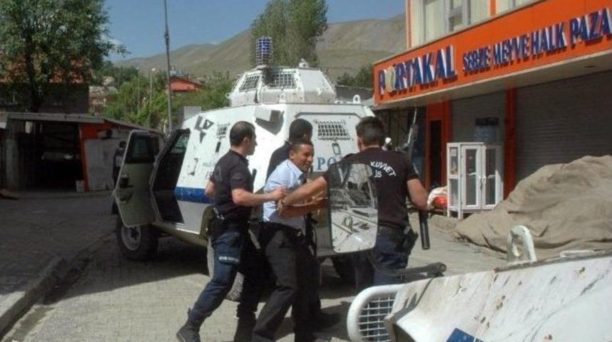 Camiye Giren Polisler Bir Kişiyi G&ouml;zaltına Aldı