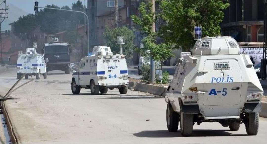 Y&uuml;ksekova'da İzinsiz G&ouml;sterilere Polisten M&uuml;dahale