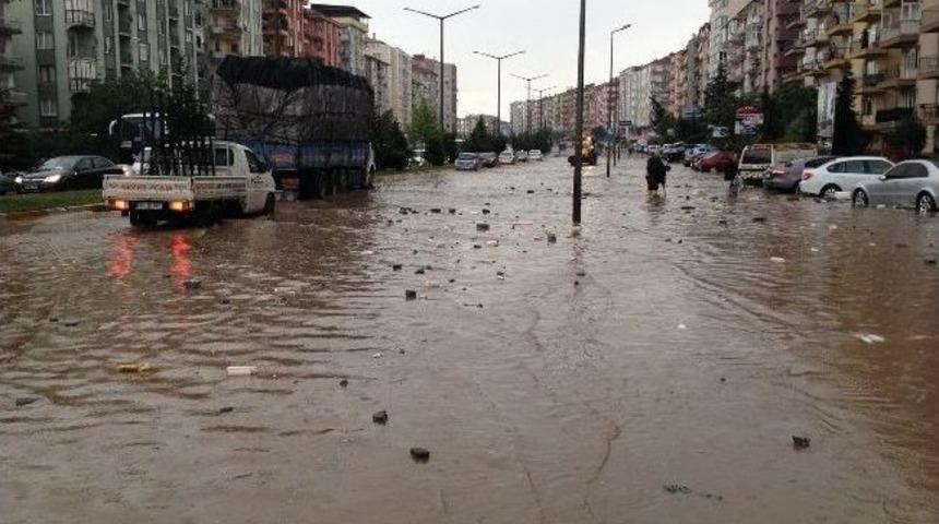 Sağanak Yağış Uşak&rsquo;ı Fel&ccedil; Etti