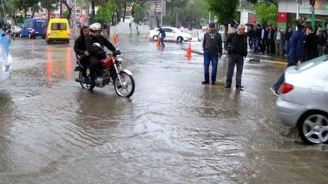 Sağanak Yağış Uşak’ı Felç Etti