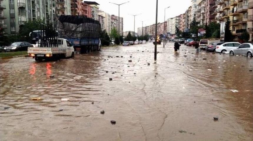 Yağış İzmir-ankara Karayolunu Kapattı