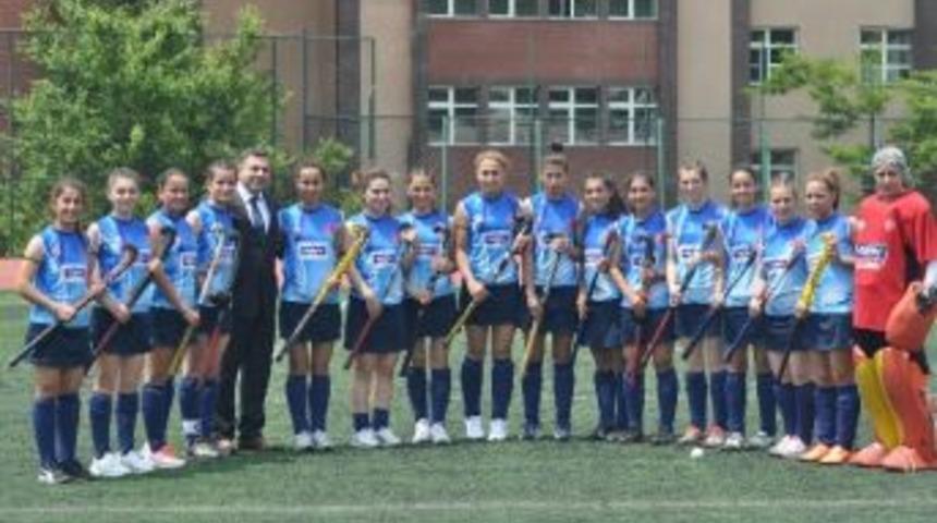 Highway Hokey Kul&uuml;b&uuml; İkinci Avrupa Şampiyonluğuna Koşuyor