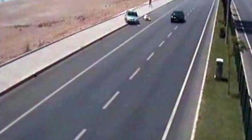 Kaldırıma &Ccedil;ıkan Ara&ccedil; Yayaya &Ccedil;arptı