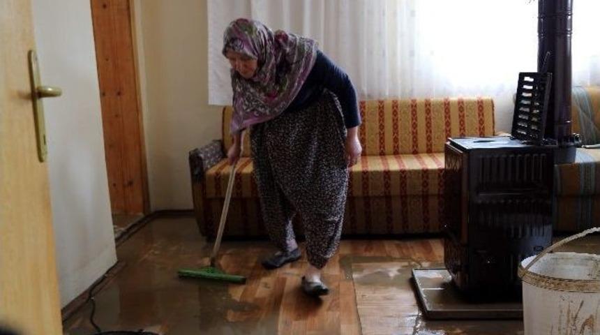 Vatandaşlar Su Basan Evleri Temizliyor