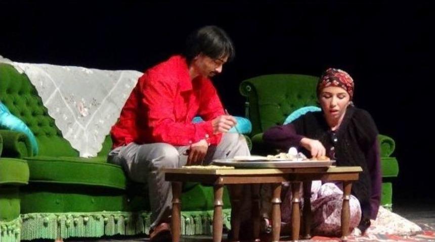 Ev Hanımları Tiyatro Sahnesinde