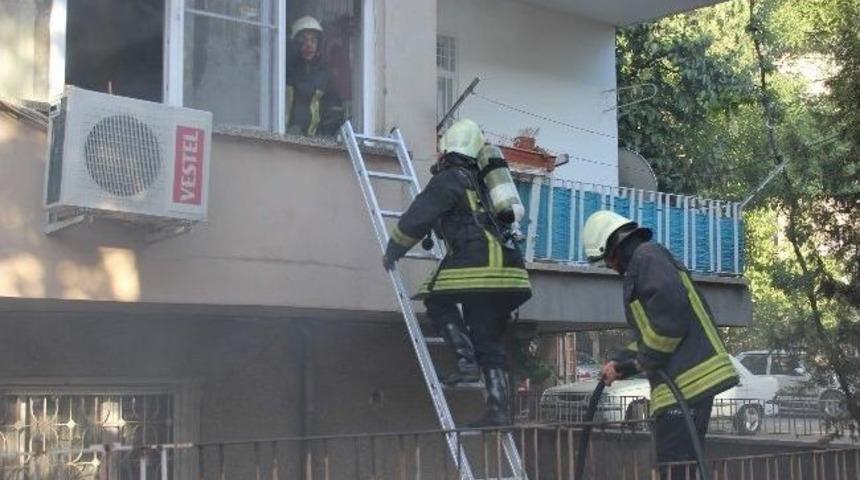 Apartman Dairesinde &Ccedil;ıkan Yangın Korkuttu
