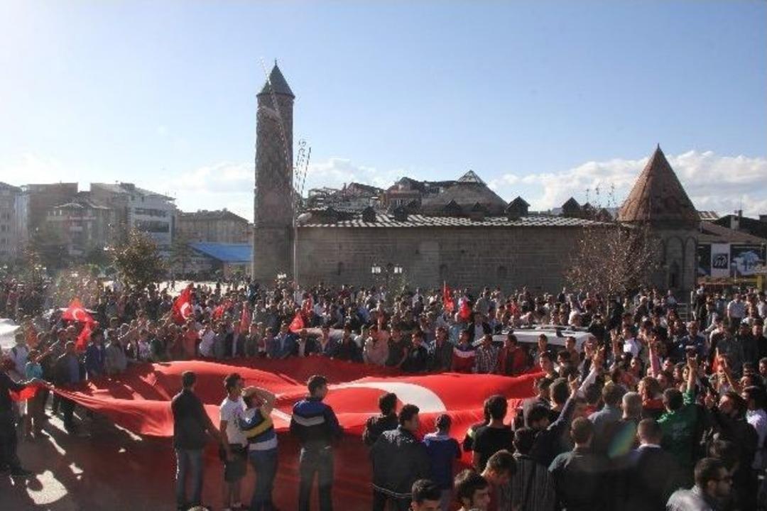 Erzurum&rsquo;da T&uuml;rk Bayrağının İndirilmesi Protesto Edildi