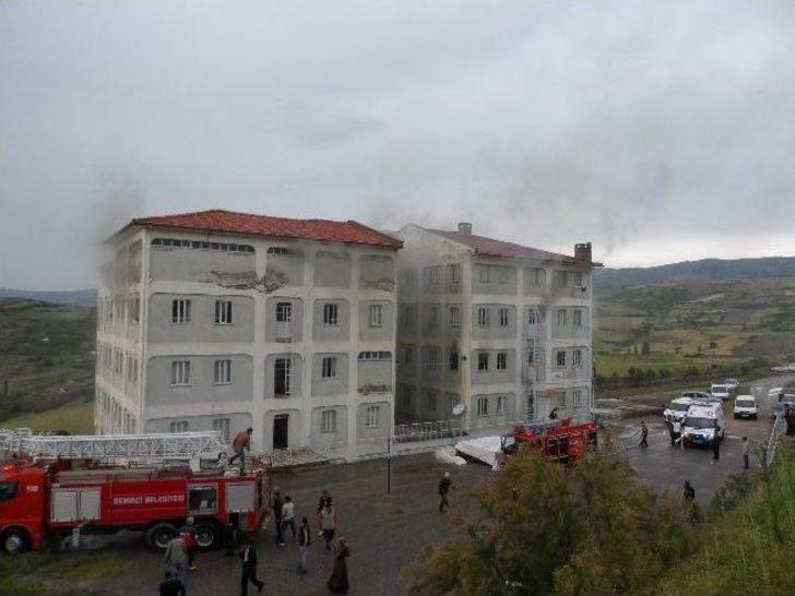 Demirci’de Öğrenci Yurdunda Yangın G1