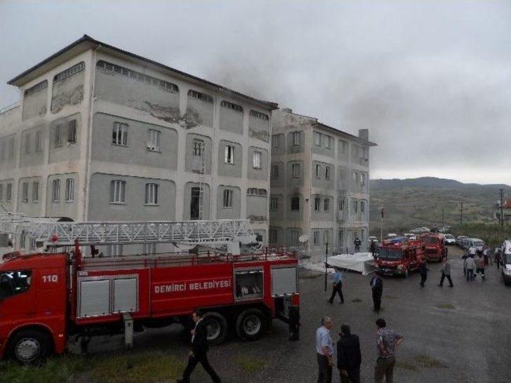 Demirci’de Öğrenci Yurdunda Yangın G2