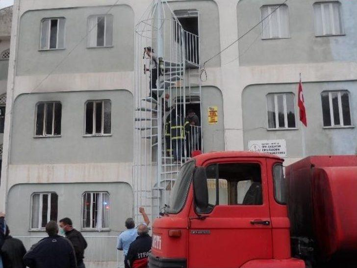 Demirci’de Öğrenci Yurdunda Yangın G3