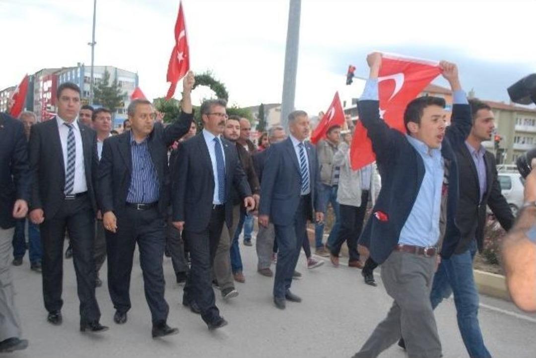 &Uuml;lk&uuml;c&uuml;lerden Bayrağa Saygı Y&uuml;r&uuml;y&uuml;ş&uuml;