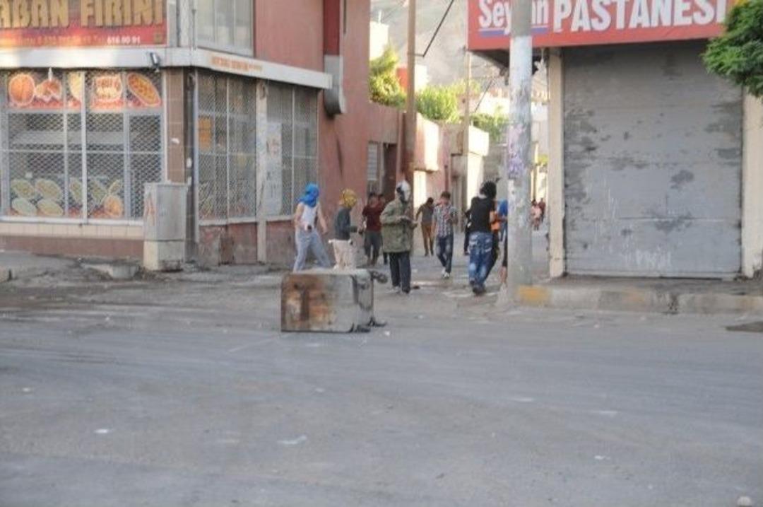 Cizre&rsquo;de Toma Aracı Molotofların Hedefi Oldu