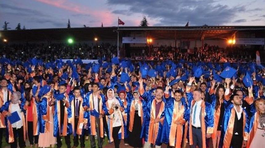 Hitit &Uuml;niversitesi&rsquo;nde Mezuniyet Sevinci