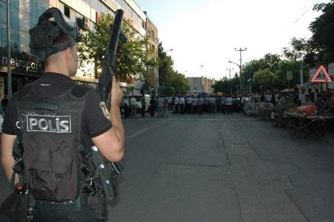 Adıyaman&rsquo;da Bayrak Y&uuml;r&uuml;y&uuml;ş&uuml;nde Gergin Anlar Yaşandı