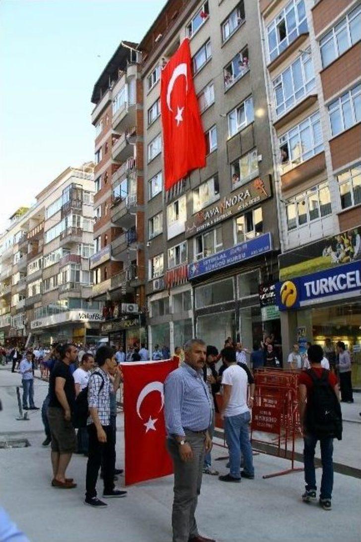 Eylemcilere Vatandaşlardan Türk Bayraklı Tepki G3