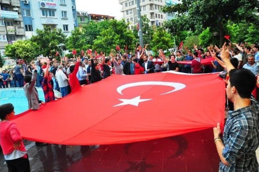 Manisa'da Bayrağa Saygı Y&uuml;r&uuml;y&uuml;ş&uuml;