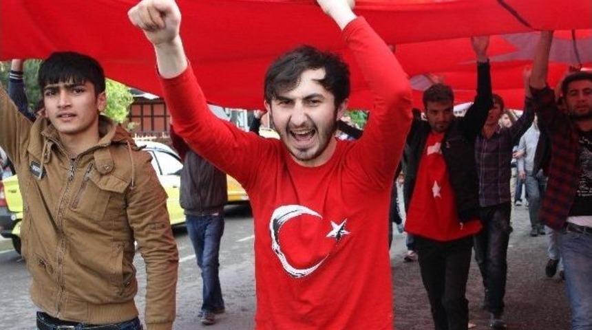 Lice&rsquo;de Bayrak İndirme Olayına Ardahan&rsquo;da Tepki