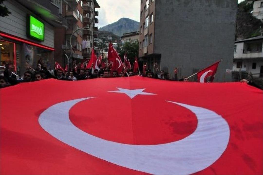 G&uuml;m&uuml;şhane'de Bayrağa Saygı Y&uuml;r&uuml;y&uuml;ş&uuml;