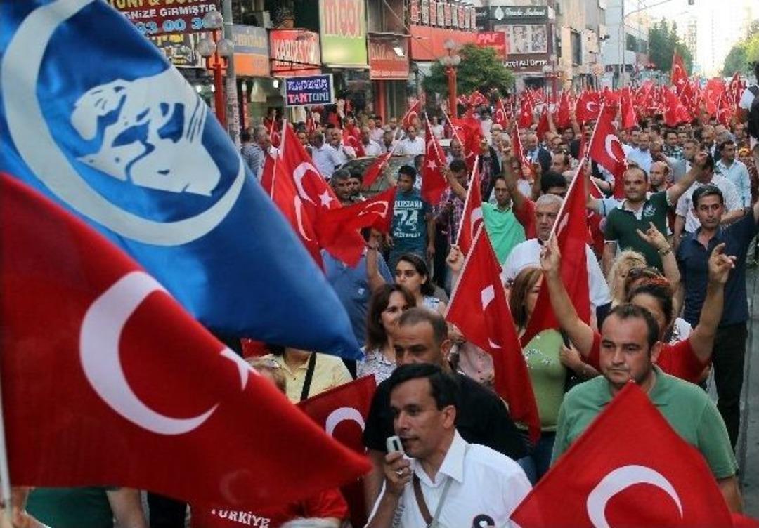Mersin'de 'bayrağa Saygı' Y&uuml;r&uuml;y&uuml;ş&uuml;