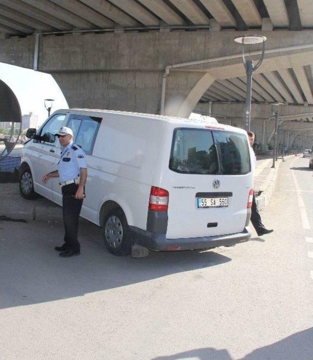 Minib&uuml;s Otomobil Ve Gardiyana &Ccedil;arptı: 2 Yaralı 1