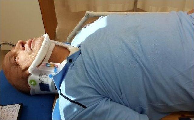 Minib&uuml;s Otomobil Ve Gardiyana &Ccedil;arptı: 2 Yaralı 2