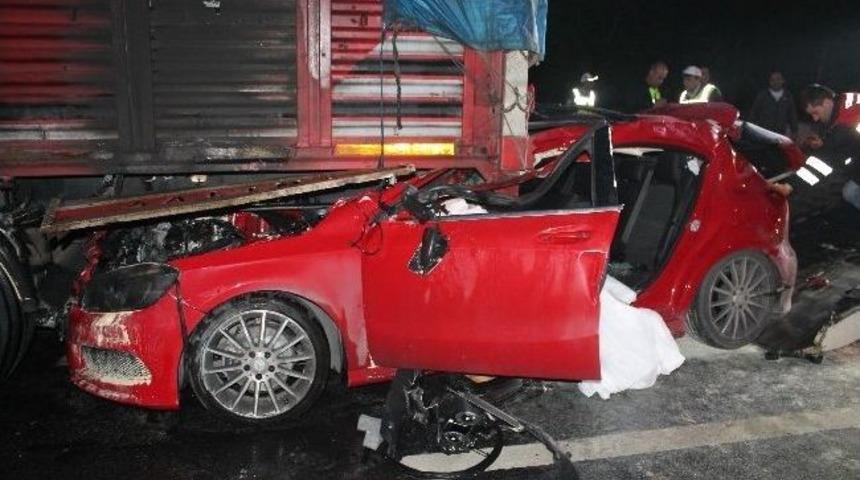 Otomobil Tırın Altına Girdi: 2 Yaralı