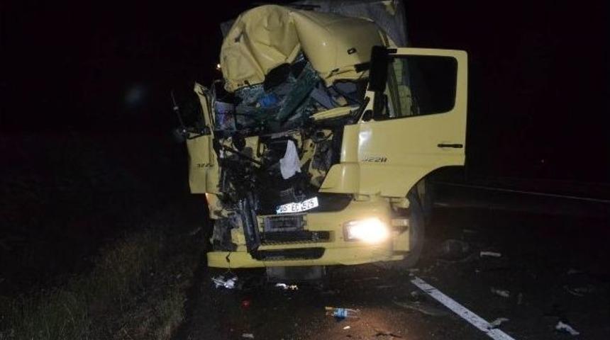 Tır Kamyona &Ccedil;arptı: 1 Yaralı