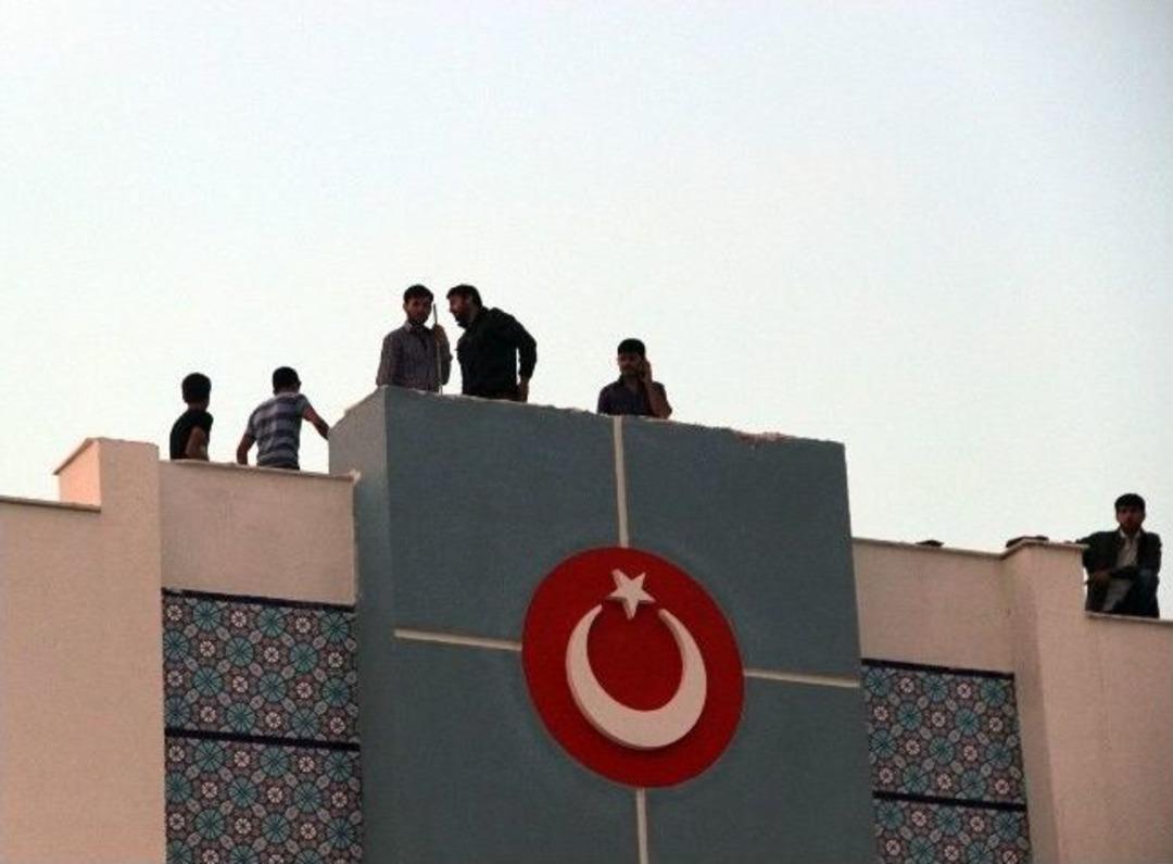 İş&ccedil;iler Okul Bah&ccedil;esini Ve &Ccedil;atısını Ateşe Verdi