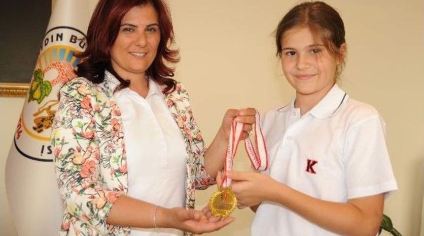 Kazandığı Madalyayı Başkan &Ccedil;er&ccedil;ioğlu&rsquo;na Hediye Etti