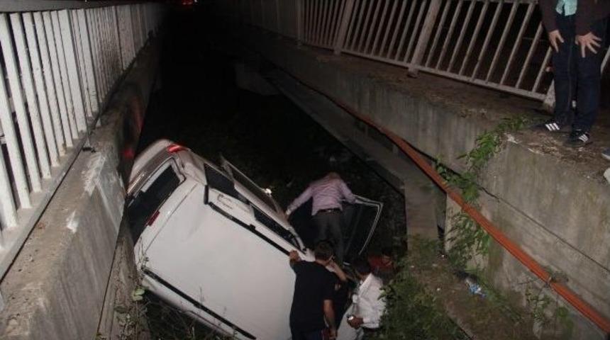 Otomobil Dereye U&ccedil;tu: 3 Yaralı